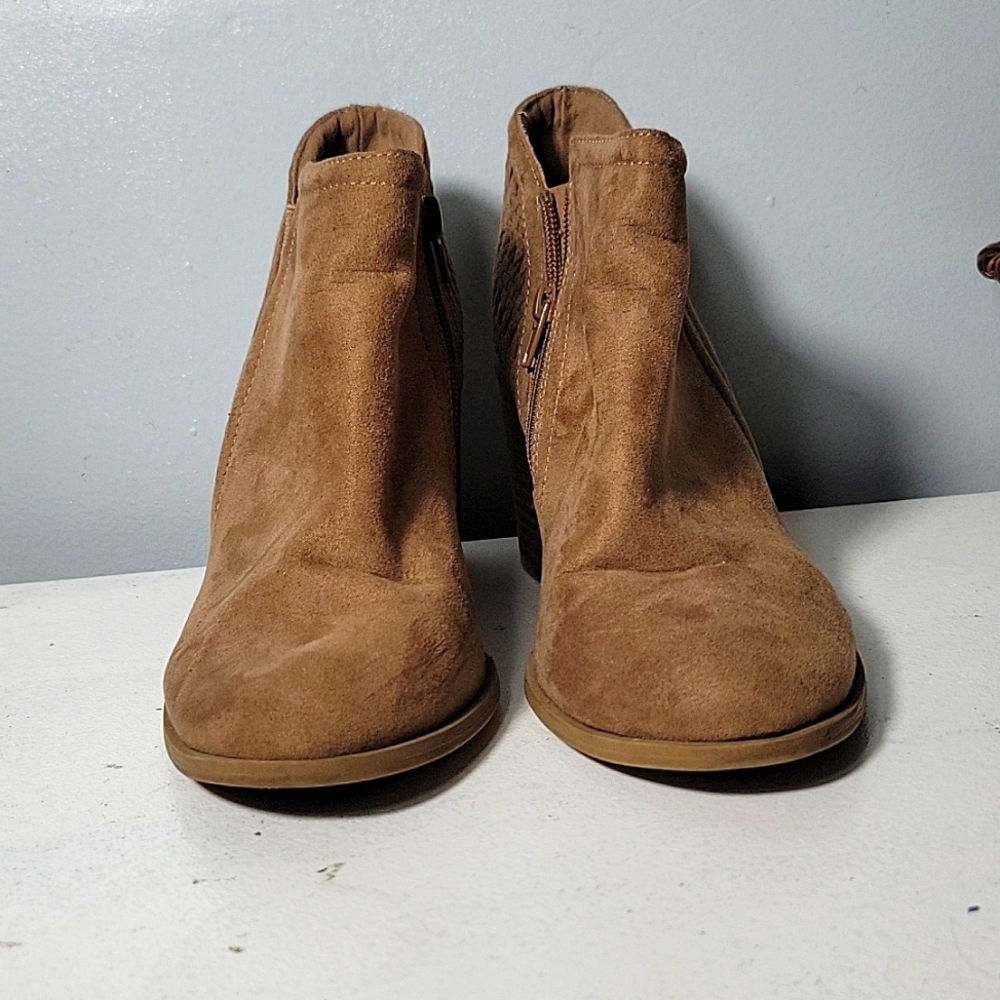 Madden Girl Chayene Suede Chunky Heel Bootie in Taupe in size 8.5